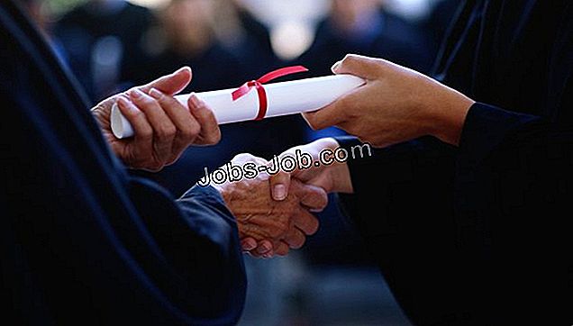 Absolwent otrzymujący dyplom, zbliżenie rąk