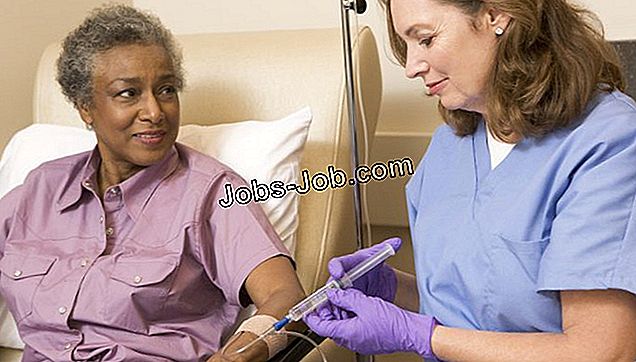 Enfermera dando inyección de paciente