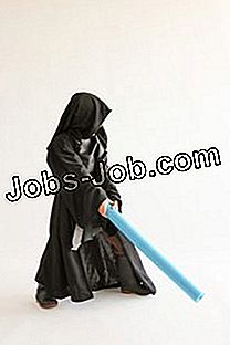 Kind trägt ein schwarzes Star Wars, Dark Side Annakin Kostüm mit brauner Robe.