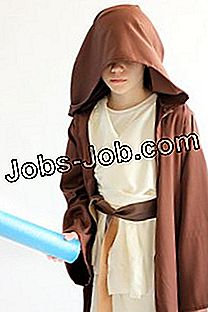 Kind, das ein Star Wars Obi-Wan-Kostüm mit brauner Robe trägt.
