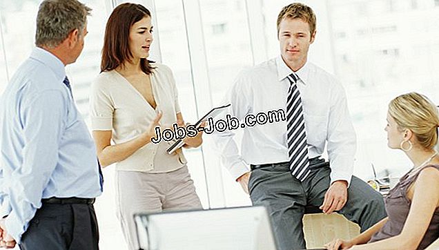 To forretningsmænd og to forretningskvinder, der har diskussion på kontoret