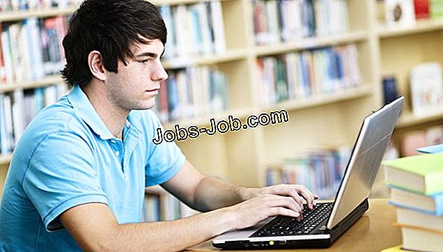 Ilus noor õpilane töötab sülearvuti campus raamatukogu