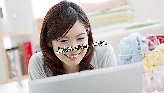 Noor naine põrandal, kasutades sülearvutit