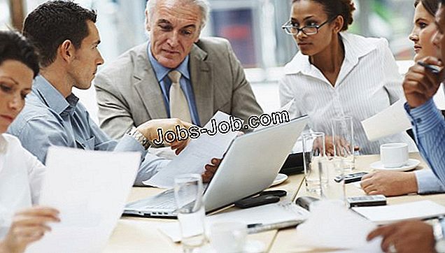 Üzletemberek egy laptop találkozón megvitatják a laptop munkáját