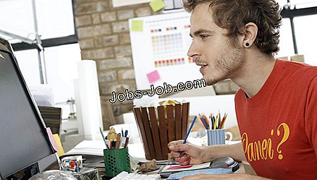 Disainer keskendub oma tööle arvutil