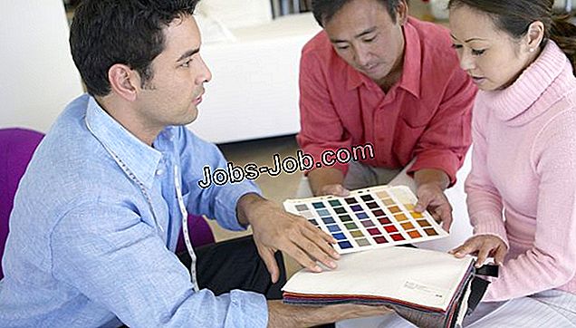 Pár beszéljen meg a szövetmintákat és a színes táblázatokat asszisztenssel egy belső üzletben