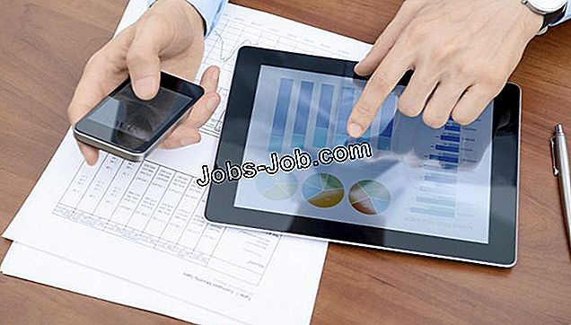 Человек, работающий с современными устройствами