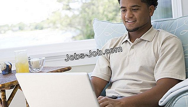 Jonge man met behulp van een laptop