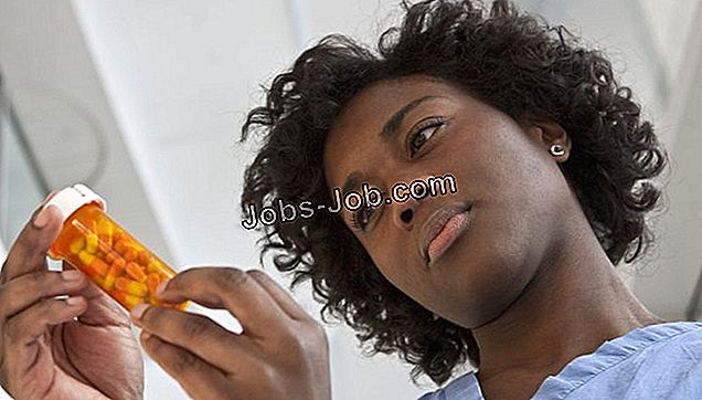 Jamajská zdravotná sestra drží fľaše na pilulky