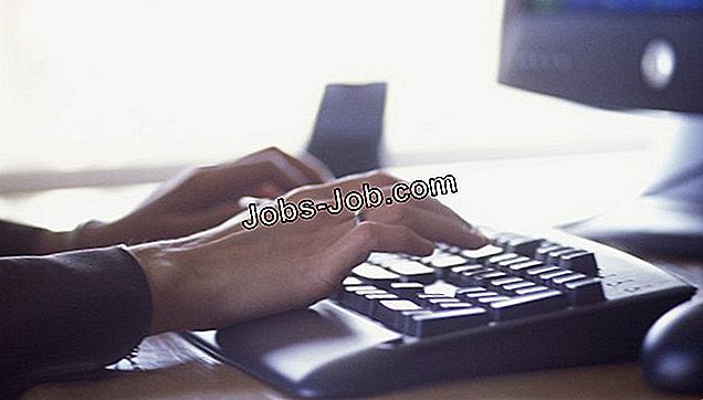 Bilgisayar klavyede yazarak kadının elleri