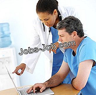 Vista lateral de close-up de dois médicos trabalhando no laptop