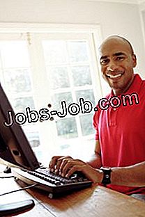 Muž pracujúci na počítači v domácej kancelárii