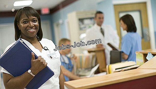 Kvinne sykepleier på sykehusmottaket, smilende, portrett